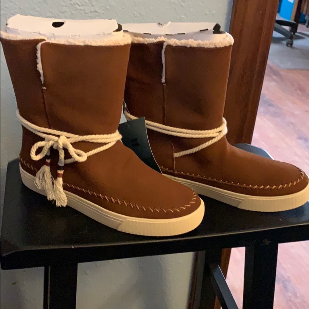 NWT! TOMS Vista Dark Amber Water Resistant Boots